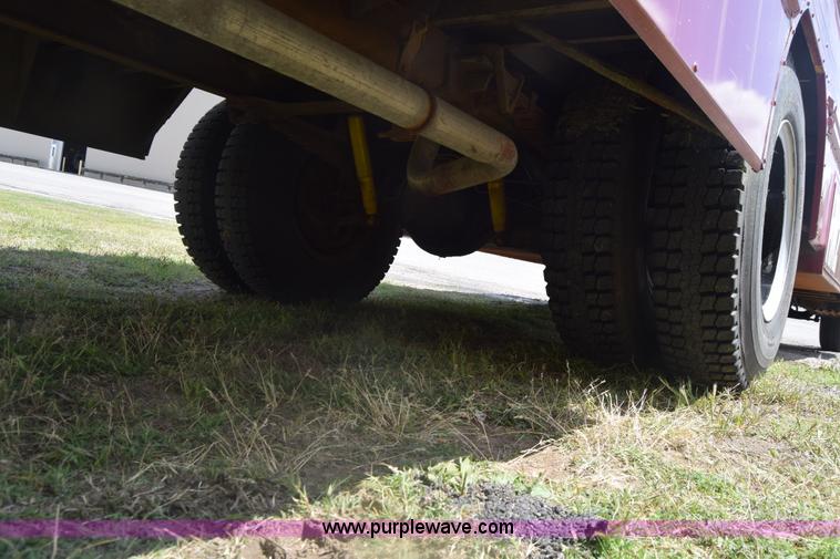 image for item K6523 1976 International Loadstar 1600 bus