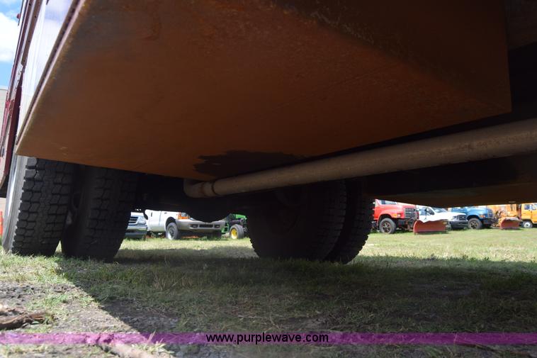 image for item K6523 1976 International Loadstar 1600 bus