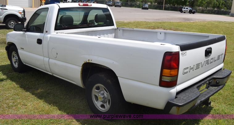 image for item K6530 2002 Chevrolet Silverado 1500 pickup truck