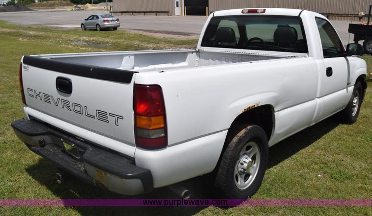image for item K6530 2002 Chevrolet Silverado 1500 pickup truck