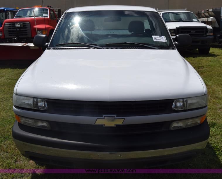 image for item K6530 2002 Chevrolet Silverado 1500 pickup truck