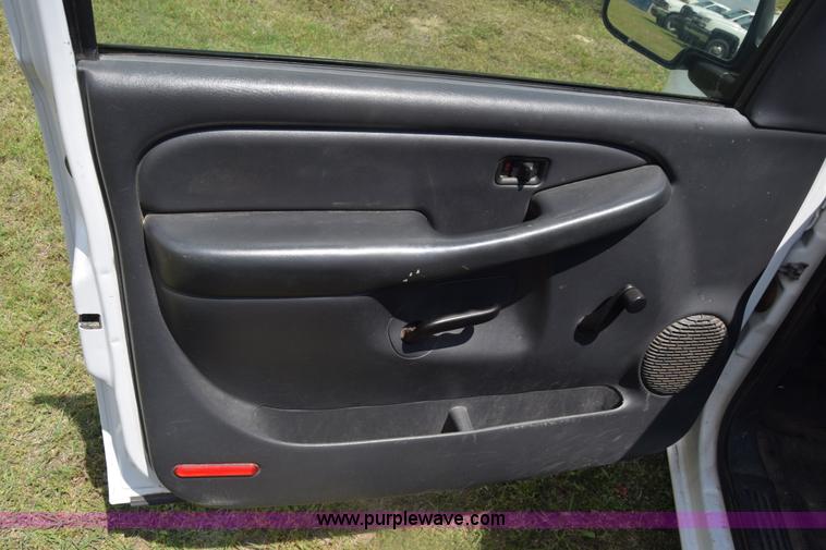 image for item K6530 2002 Chevrolet Silverado 1500 pickup truck