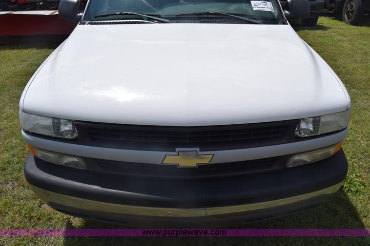 image for item K6530 2002 Chevrolet Silverado 1500 pickup truck