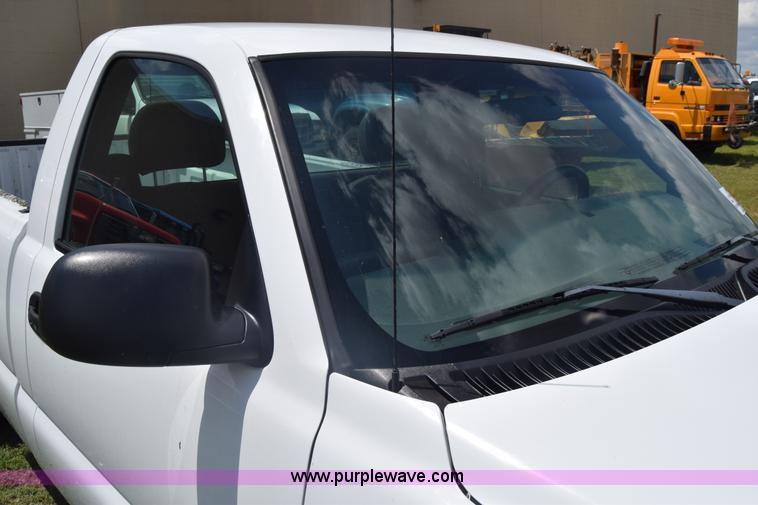 image for item K6530 2002 Chevrolet Silverado 1500 pickup truck