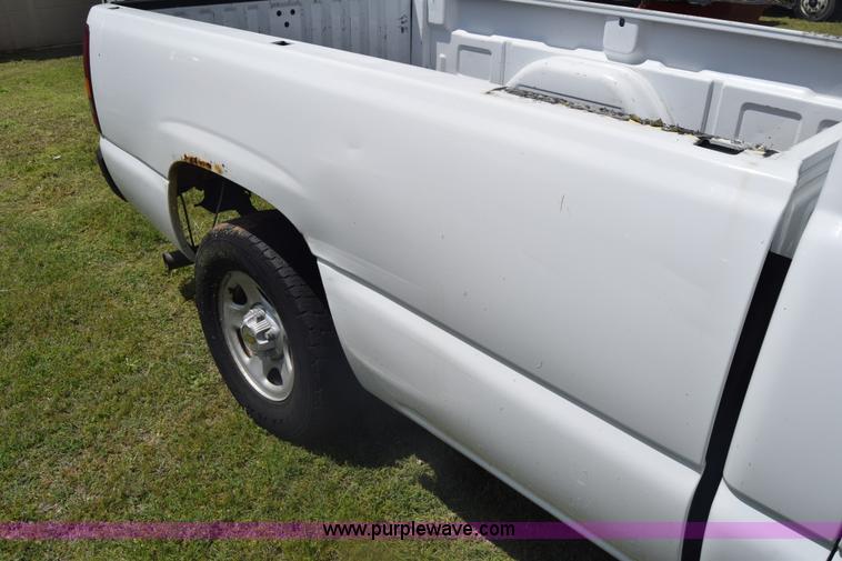 image for item K6530 2002 Chevrolet Silverado 1500 pickup truck