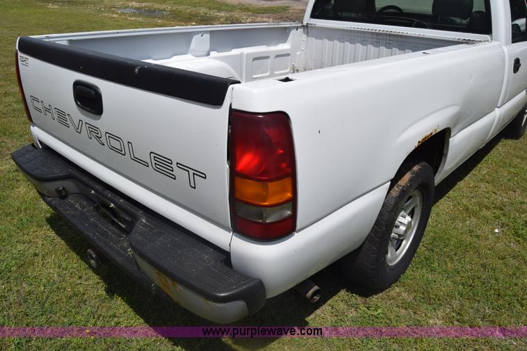 image for item K6530 2002 Chevrolet Silverado 1500 pickup truck