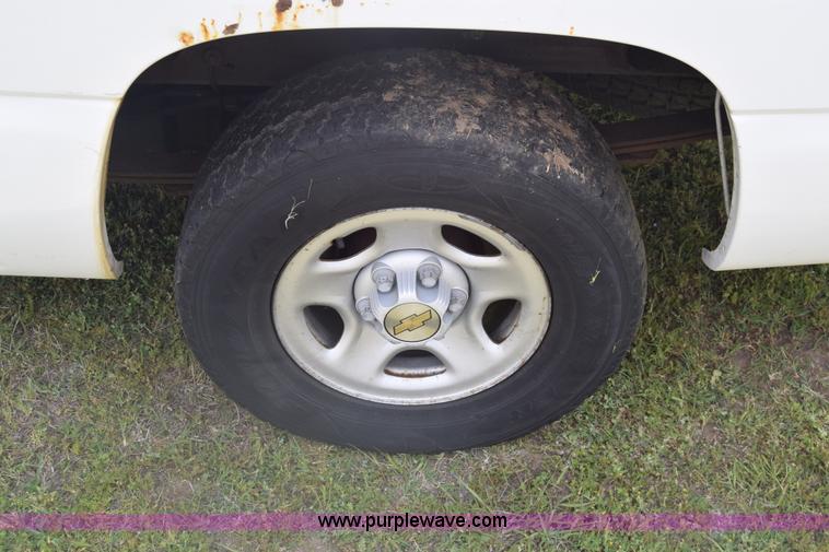 image for item K6530 2002 Chevrolet Silverado 1500 pickup truck