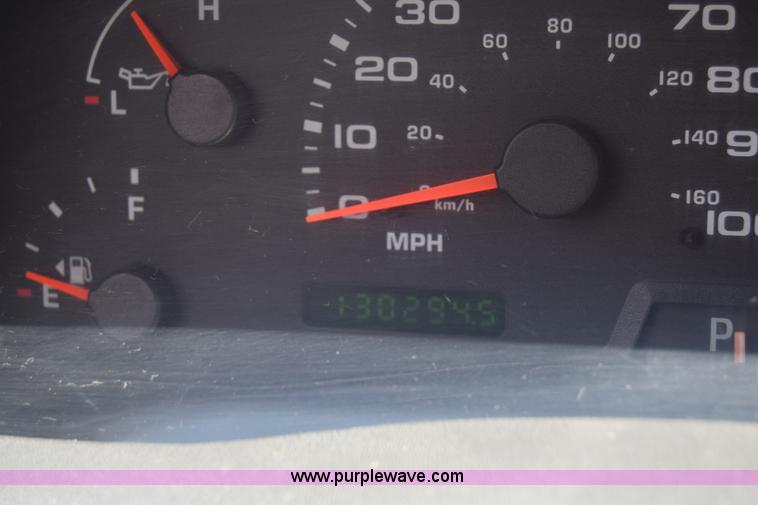 image for item K6531 2002 Ford F250 Super Duty XL utility truck