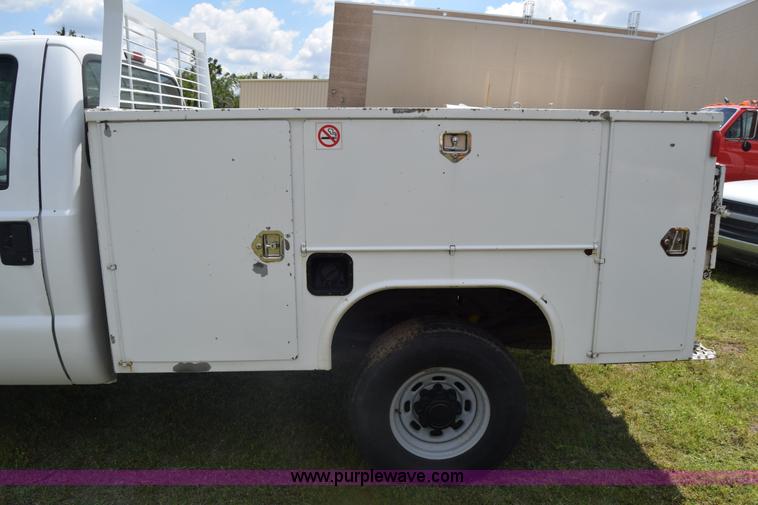 image for item K6531 2002 Ford F250 Super Duty XL utility truck