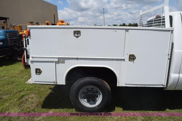 image for item K6531 2002 Ford F250 Super Duty XL utility truck