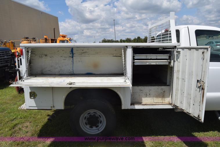 image for item K6531 2002 Ford F250 Super Duty XL utility truck