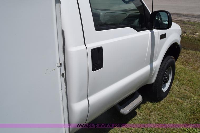 image for item K6531 2002 Ford F250 Super Duty XL utility truck
