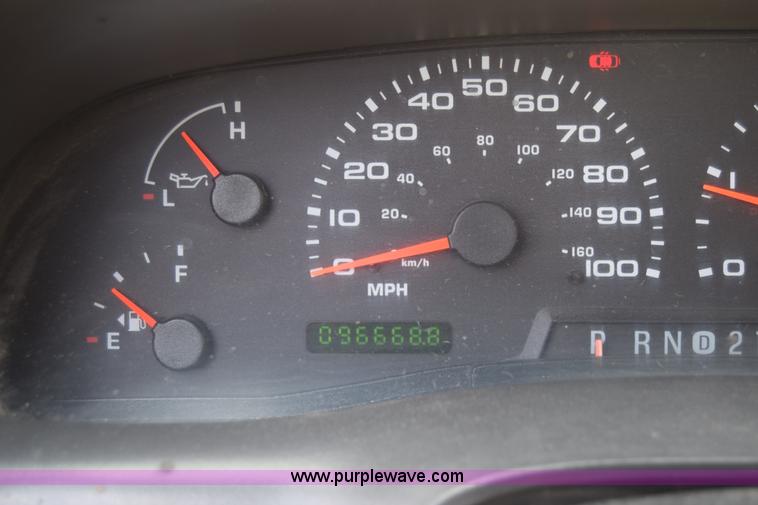 image for item K6536 2002 Ford F250 Super Duty XL utility truck