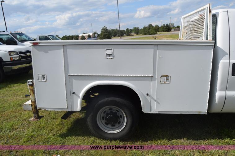 image for item K6536 2002 Ford F250 Super Duty XL utility truck