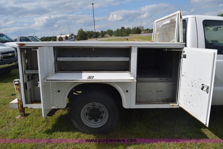 image for item K6536 2002 Ford F250 Super Duty XL utility truck
