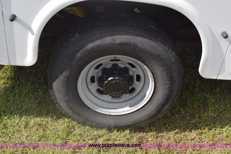 image for item K6536 2002 Ford F250 Super Duty XL utility truck