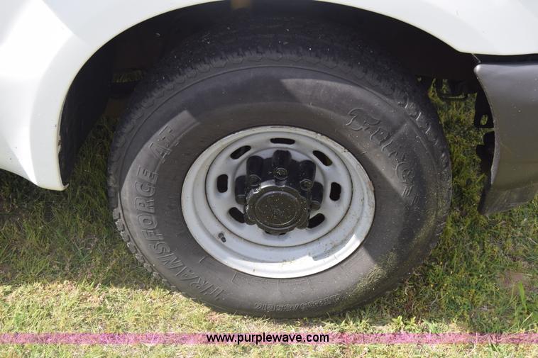 image for item K6536 2002 Ford F250 Super Duty XL utility truck