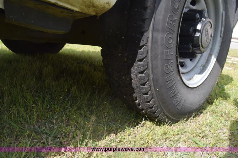 image for item K6536 2002 Ford F250 Super Duty XL utility truck