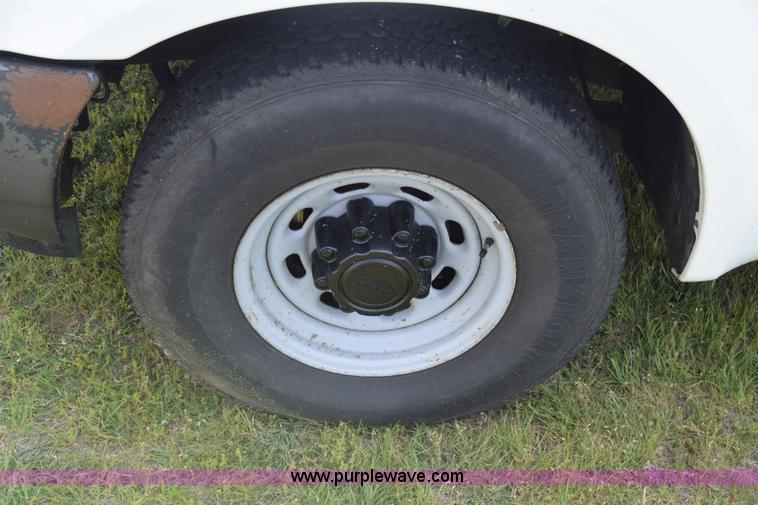 image for item K6536 2002 Ford F250 Super Duty XL utility truck