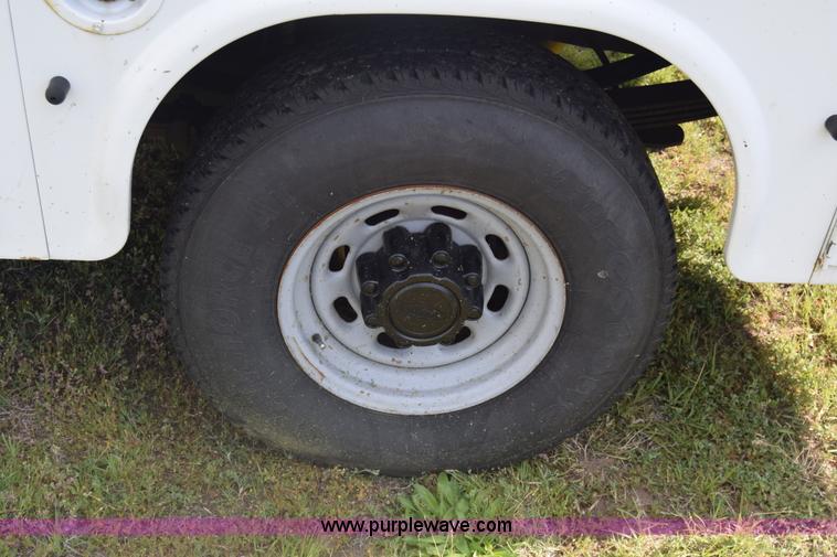 image for item K6536 2002 Ford F250 Super Duty XL utility truck