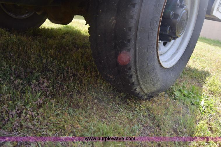 image for item K6536 2002 Ford F250 Super Duty XL utility truck