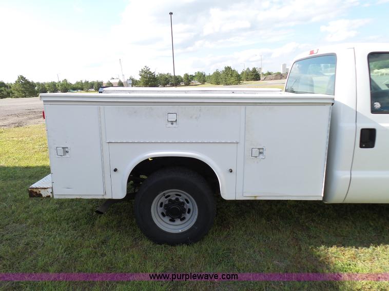 image for item K6539 2000 Ford F250 Super Duty XL utility truck