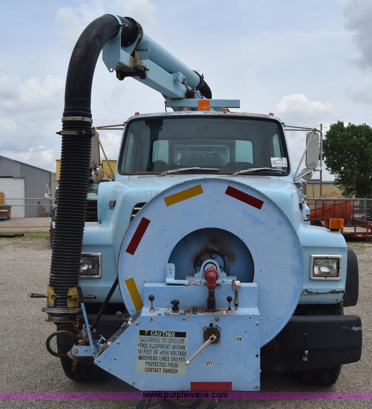 image for item K7283 1992 Ford L8000 vacuum truck