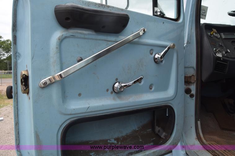 image for item K7283 1992 Ford L8000 vacuum truck