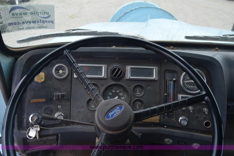 image for item K7283 1992 Ford L8000 vacuum truck