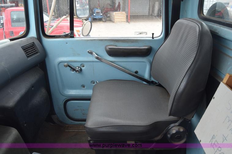 image for item K7283 1992 Ford L8000 vacuum truck