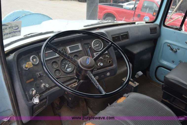 image for item K7283 1992 Ford L8000 vacuum truck