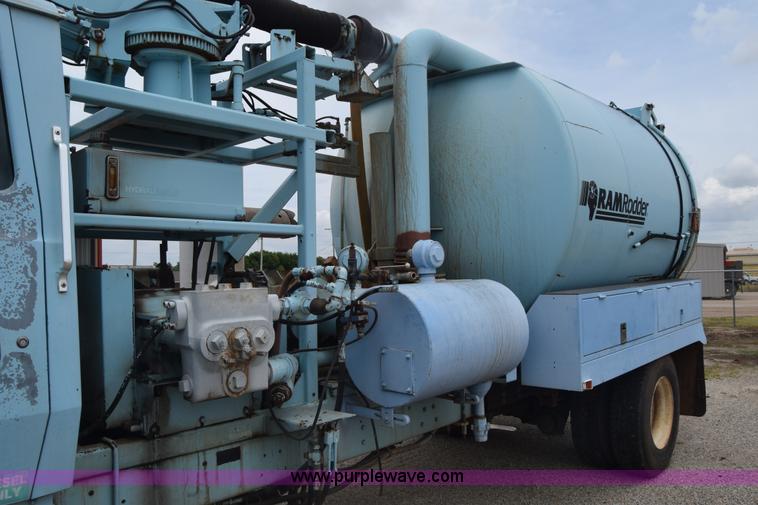 image for item K7283 1992 Ford L8000 vacuum truck