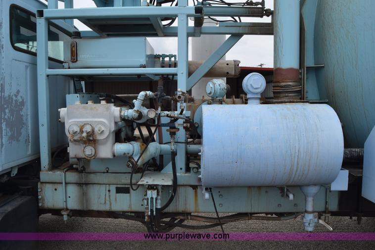 image for item K7283 1992 Ford L8000 vacuum truck