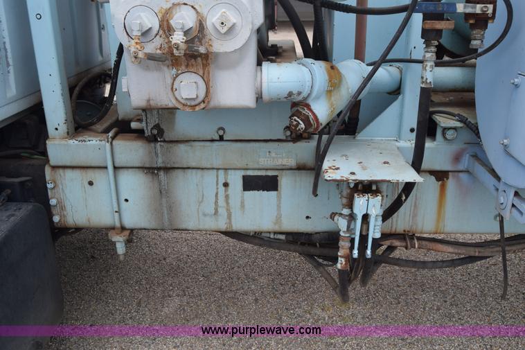 image for item K7283 1992 Ford L8000 vacuum truck