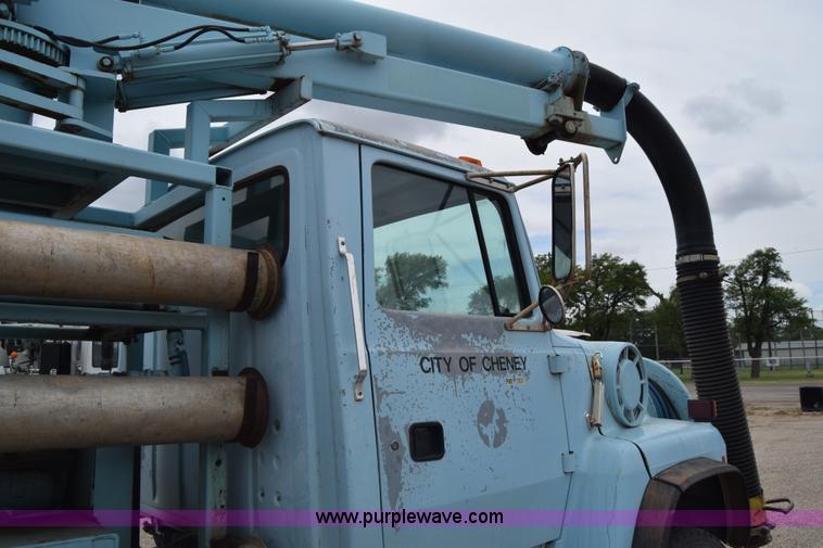 image for item K7283 1992 Ford L8000 vacuum truck
