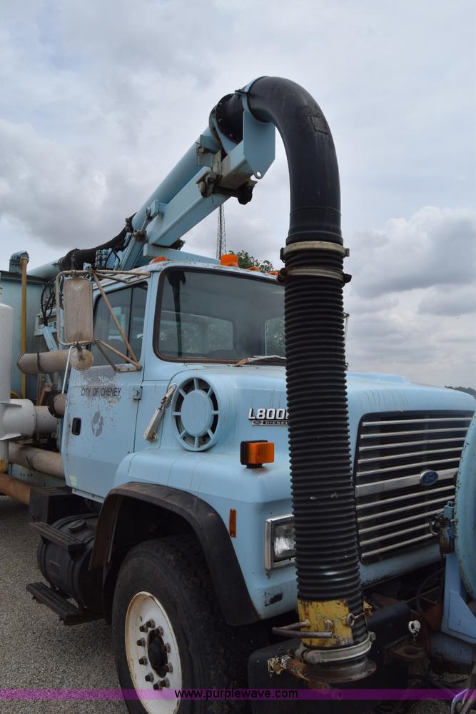 image for item K7283 1992 Ford L8000 vacuum truck