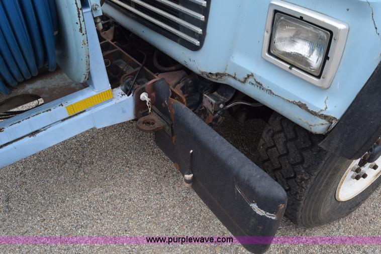 image for item K7283 1992 Ford L8000 vacuum truck