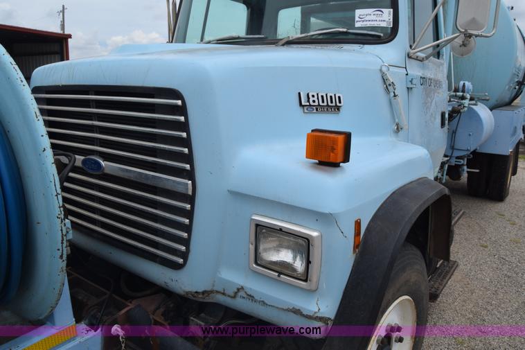 image for item K7283 1992 Ford L8000 vacuum truck
