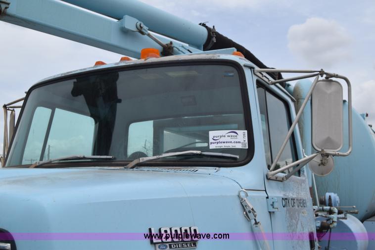 image for item K7283 1992 Ford L8000 vacuum truck