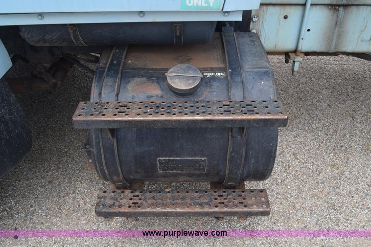 image for item K7283 1992 Ford L8000 vacuum truck