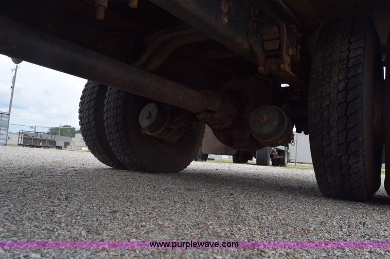 image for item K7283 1992 Ford L8000 vacuum truck