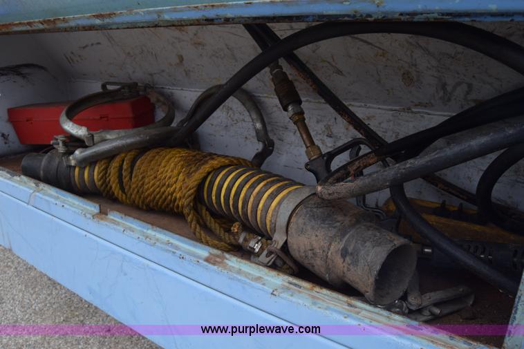 image for item K7283 1992 Ford L8000 vacuum truck