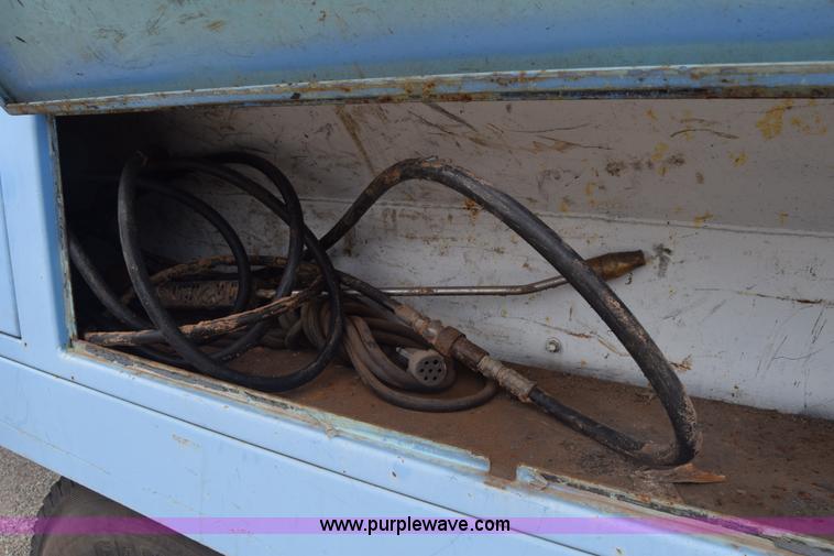 image for item K7283 1992 Ford L8000 vacuum truck