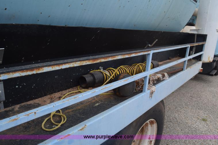 image for item K7283 1992 Ford L8000 vacuum truck