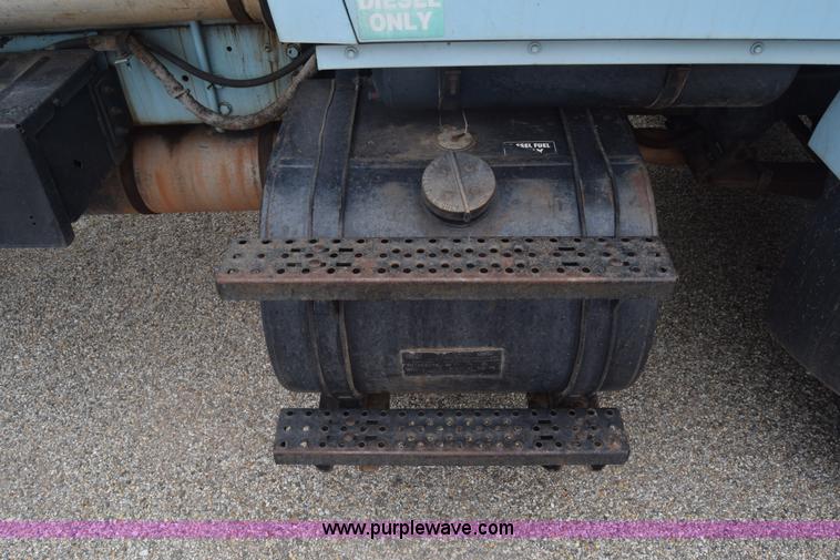 image for item K7283 1992 Ford L8000 vacuum truck