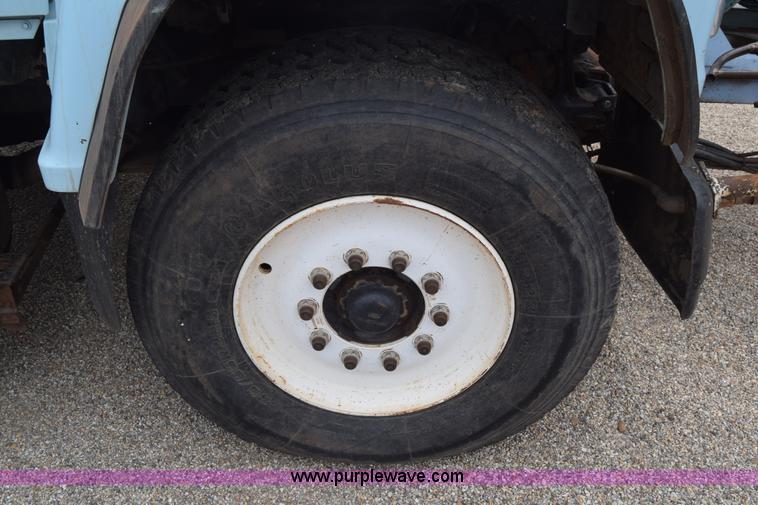 image for item K7283 1992 Ford L8000 vacuum truck