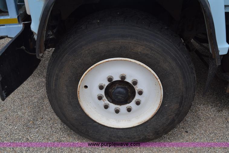 image for item K7283 1992 Ford L8000 vacuum truck