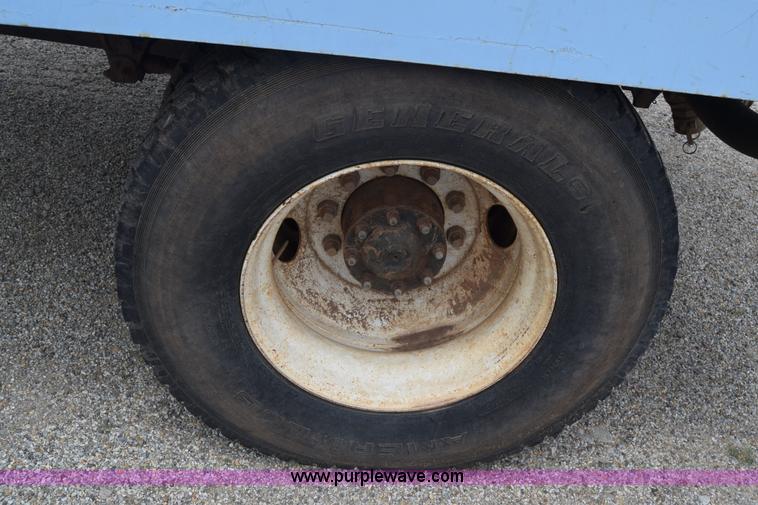 image for item K7283 1992 Ford L8000 vacuum truck
