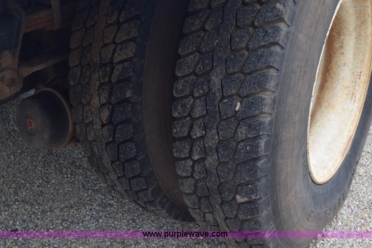 image for item K7283 1992 Ford L8000 vacuum truck