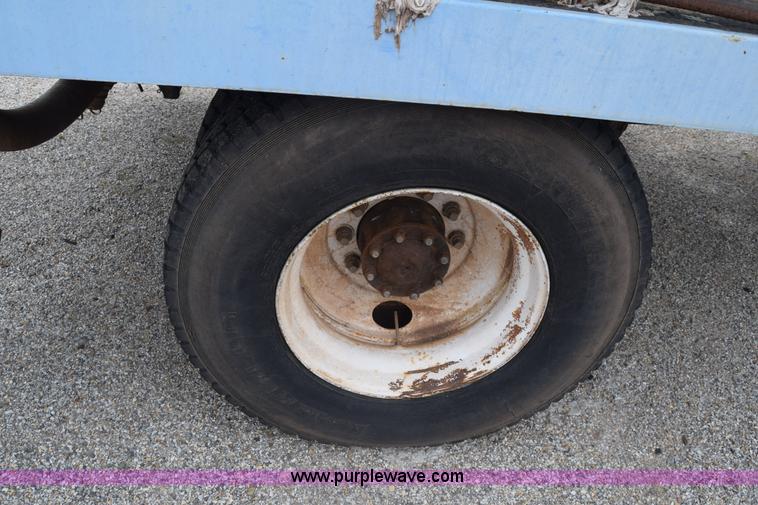image for item K7283 1992 Ford L8000 vacuum truck